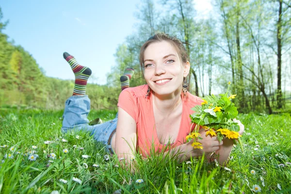 Jonge Vrouw Groene Gras Glimlachen — Stockfoto