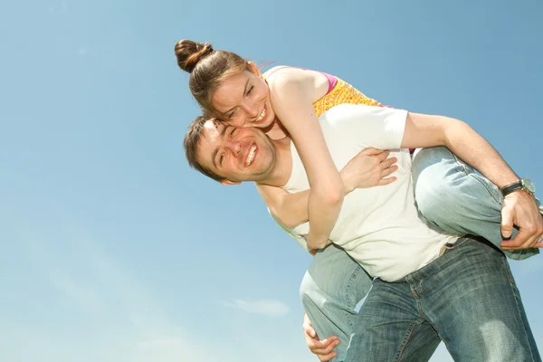 Para Młoda Miłość Uśmiechający Się Pod Błękitne Niebo — Zdjęcie stockowe