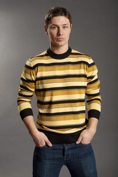 스웨터와 청바지를 입은 젊은 남자 — 스톡 사진