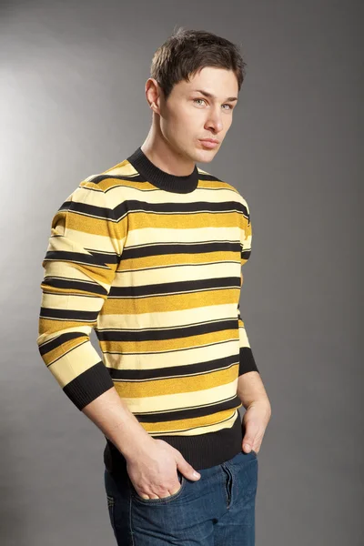 Młodych Ludzi Ubranych Sweter Dżinsy — Zdjęcie stockowe