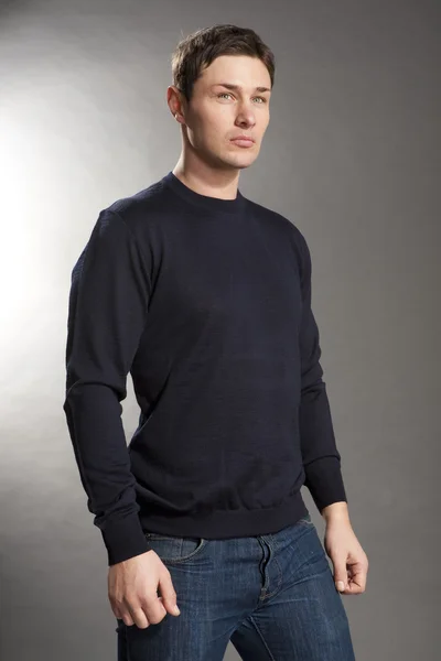 若い男性のセーターとジーンズに身を包んだ — ストック写真
