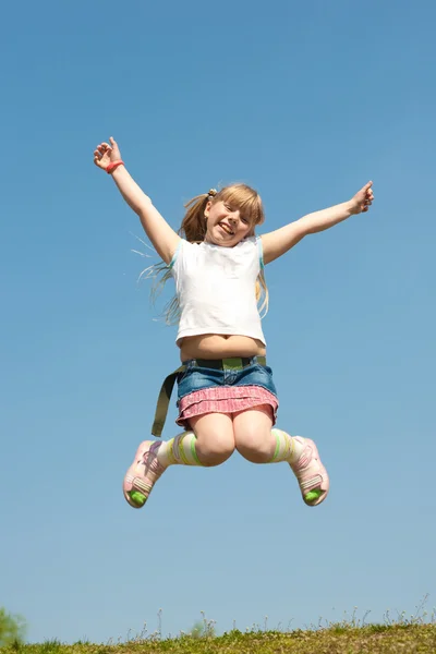 Menina Saltando Contra Céu Bonito — Fotografia de Stock