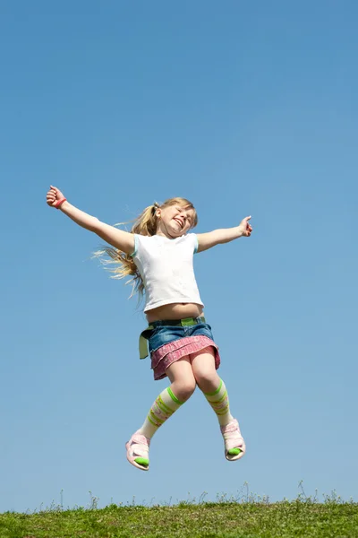 小女孩跳对美丽的天空 — 图库照片