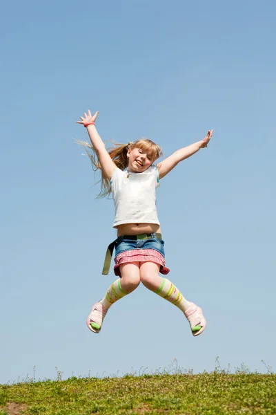Malá Dívka Která Skočila Proti Krásné Nebe — Stock fotografie