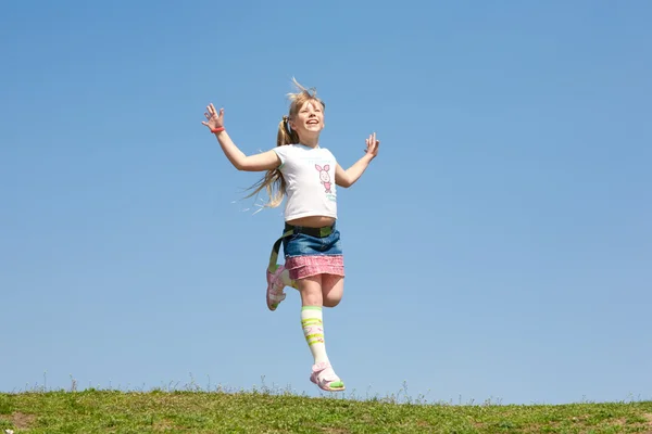 Kleines Mädchen Springt Gegen Den Schönen Himmel — Stockfoto