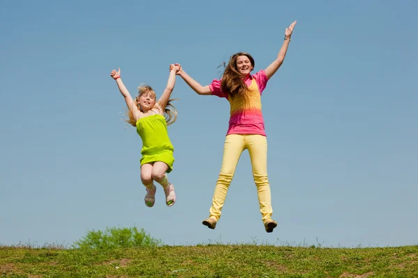 緑の草原にジャンプ 人の女の子 — ストック写真