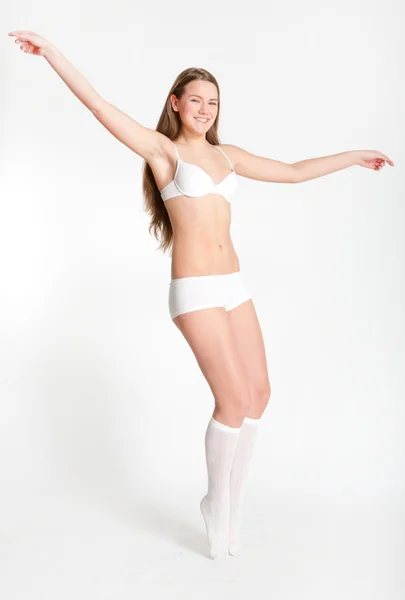 Menina bonita em uma roupa interior feminina em um fundo branco — Fotografia de Stock