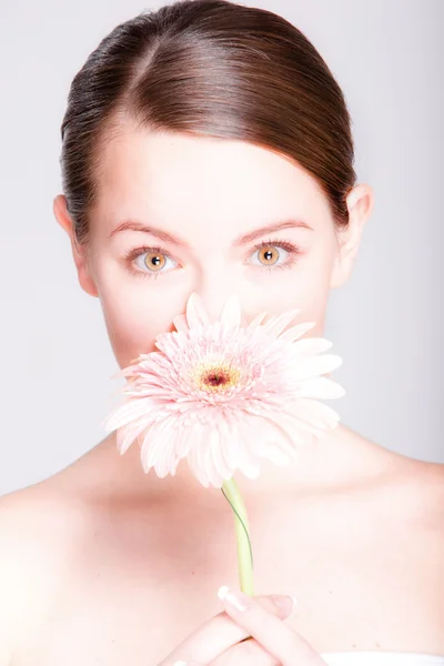 Portrét Krásná Dívka Květinou Zaměřit Oči — Stock fotografie