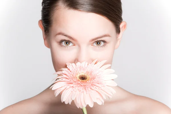 Portret mooi meisje met bloem. focus op ogen — Stockfoto