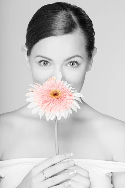 Retrato de chica fresca y hermosa con flor — Foto de Stock