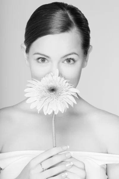 Retrato Menina Bonita Com Flor — Fotografia de Stock