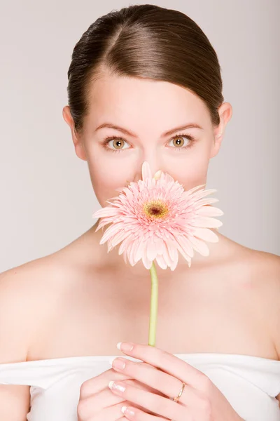 Portret van verse en mooi meisje met bloem — Stockfoto