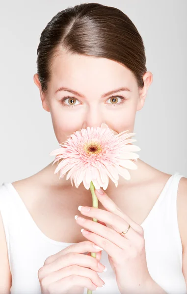 Porträtt vacker flicka med blomma. fokusera på ögonen — Stockfoto