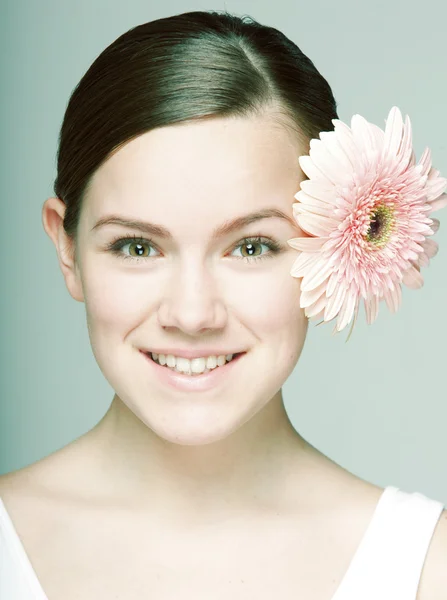 Retrato Menina Bonita Com Flor Foco Nos Olhos — Fotografia de Stock