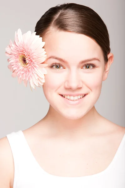 Πορτρέτο όμορφη κοπέλα με το λουλούδι. επικεντρωθείτε στα μάτια — Φωτογραφία Αρχείου