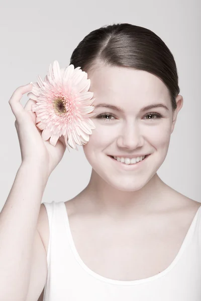 Portré gyönyörű lány virággal — Stock Fotó