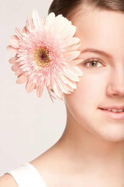 Portrait Belle fille avec fleur. Focus sur les yeux — Photo