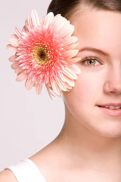 Retrato Hermosa Chica Con Flor —  Fotos de Stock