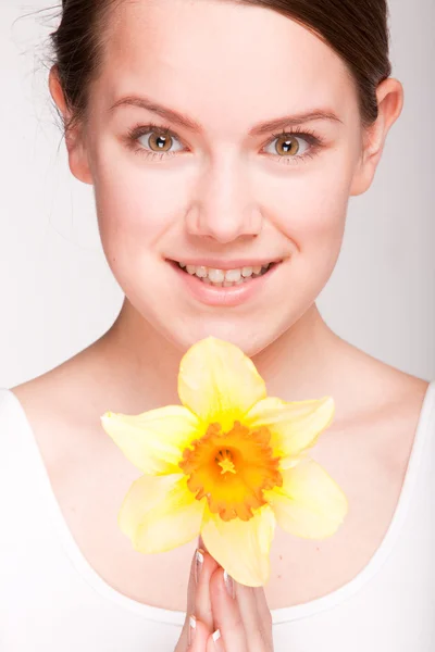 Portré gyönyörű lány virággal. a hangsúly a szem — Stock Fotó
