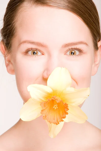 Ritratto di ragazza fresca e bella con fiore — Foto Stock