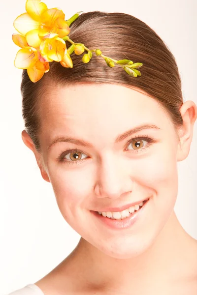 Porträt schöne Mädchen mit Blume. Augen im Fokus — Stockfoto