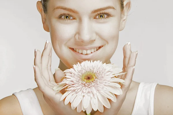 Portret pięknej dziewczyny z kwiatów. skupić się na oczy — Zdjęcie stockowe