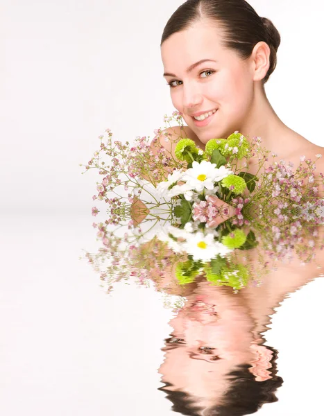 Porträt eines frischen und schönen Mädchens mit Blumen — Stockfoto