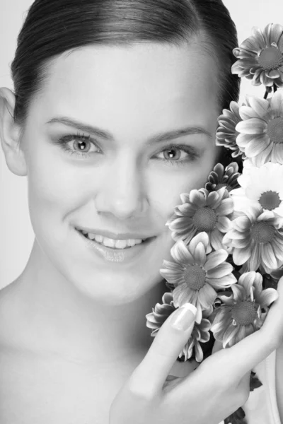 Atractiva cara de mujer joven con flores —  Fotos de Stock