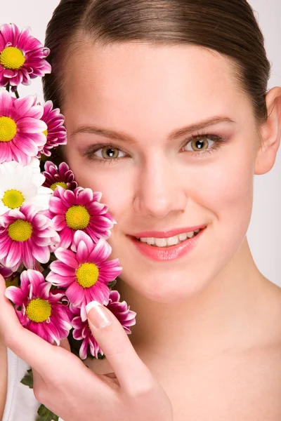 有魅力的年轻女人脸上用鲜花 — 图库照片