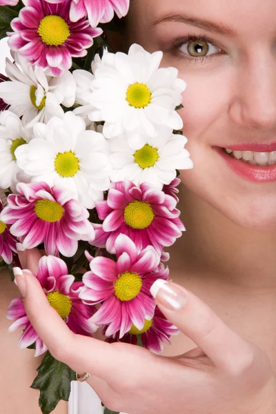 Atractiva cara de chica con flores —  Fotos de Stock