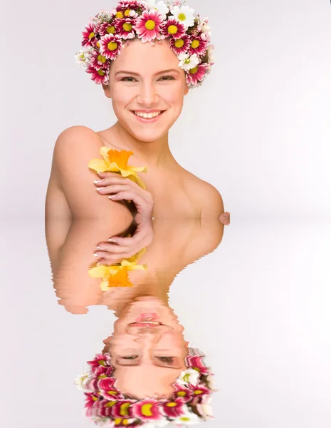 Portret van verse en mooi meisje met bloemen — Stockfoto