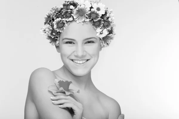 Porträtt Fräsch Och Vacker Flicka Med Blommor — Stockfoto
