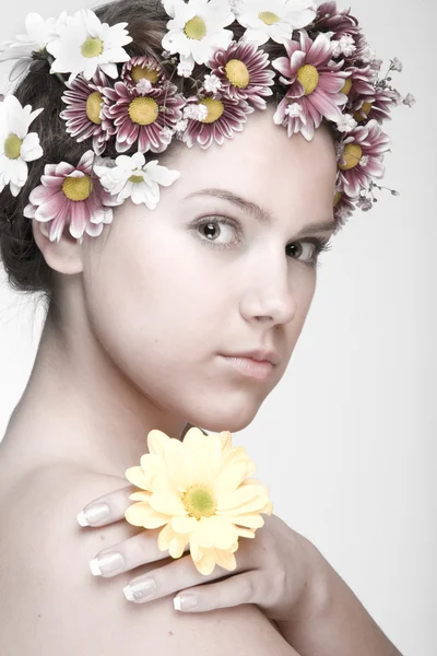 Πορτρέτο όμορφη κοπέλα με το λουλούδι. επικεντρωθείτε στα μάτια — Φωτογραφία Αρχείου
