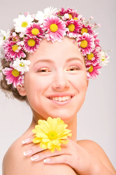 Портрет Красивая девушка с цветами. Фокус на глазах — стоковое фото