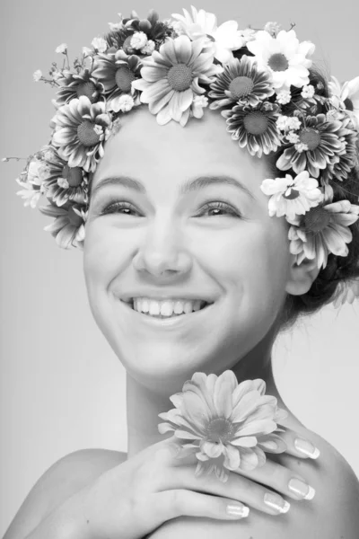 Portrait Fille Fraîche Belle Avec Des Fleurs — Photo