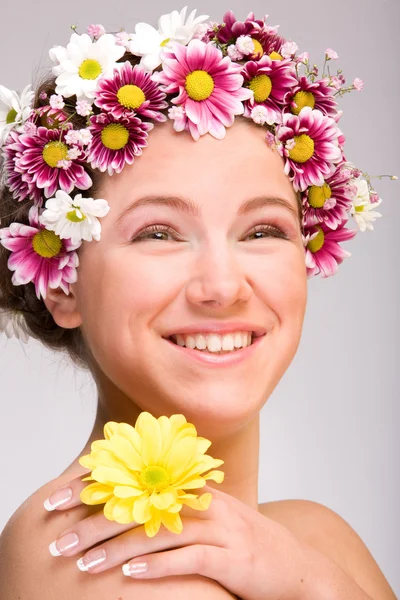 Портрет свіжої і красивої дівчини з квітами — стокове фото