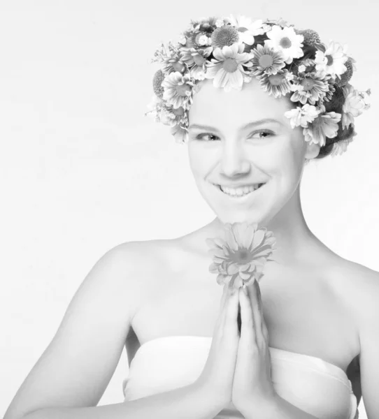 Ritratto in bianco e nero Bella ragazza con fiori. Focus sulla e — Foto Stock