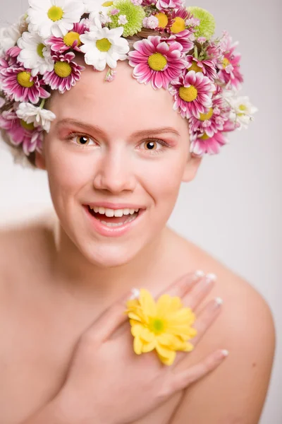 Retrato Hermosa chica con flor. Concéntrate en ojos — Foto de Stock