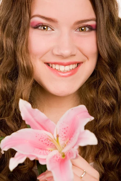 Friss és szép lány virággal portréja. lágy fókusz. fo — Stock Fotó