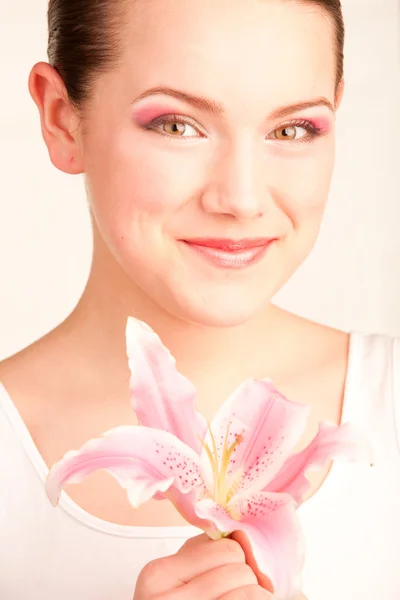 Retrato Hermosa chica con flor. Concéntrate en ojos —  Fotos de Stock