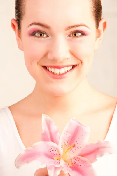 Retrato Menina bonita com flor. Foco nos olhos — Fotografia de Stock