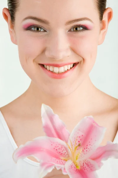 Πορτρέτο του φρέσκο και όμορφο κορίτσι με το λουλούδι. επικεντρωθείτε στα μάτια — Φωτογραφία Αρχείου