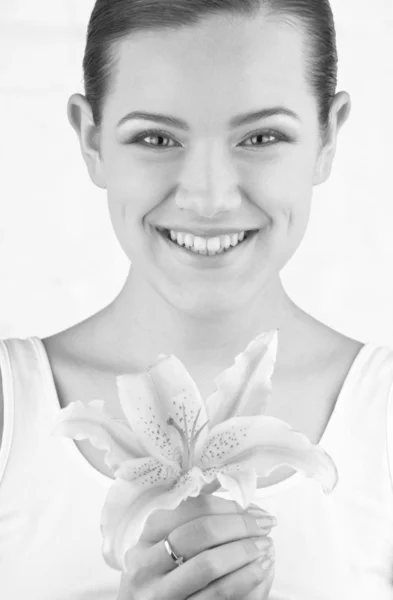 Fekete Fehér Portré Gyönyörű Lány Virággal Hangsúly Szem — Stock Fotó