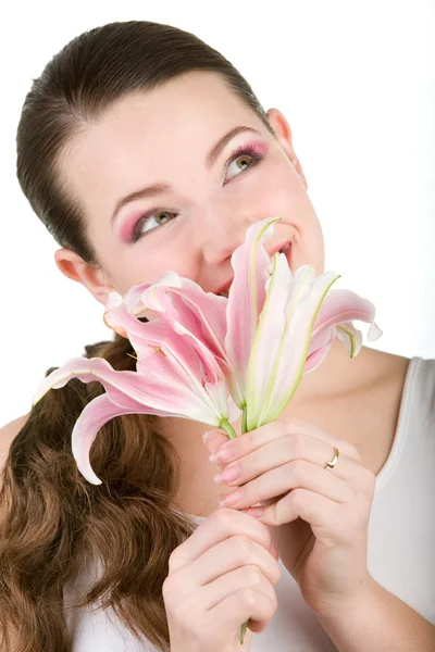 Portrait de fille fraîche et belle avec des fleurs. Focus sur les yeux — Photo