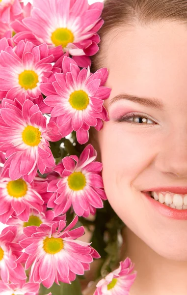 魅力的な女の子顔の花を持つ — ストック写真