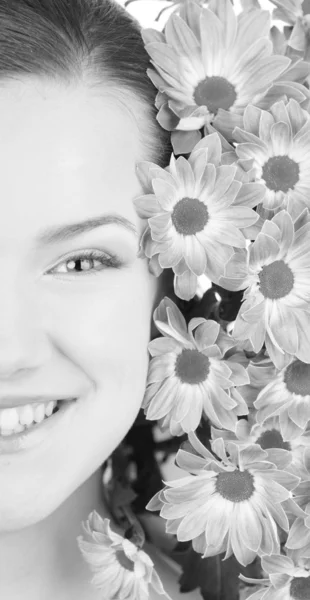 Zwart-wit aantrekkelijk meisje gezicht met bloemen — Stockfoto