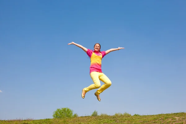 Счастливая улыбающаяся девочка - прыгает — стоковое фото
