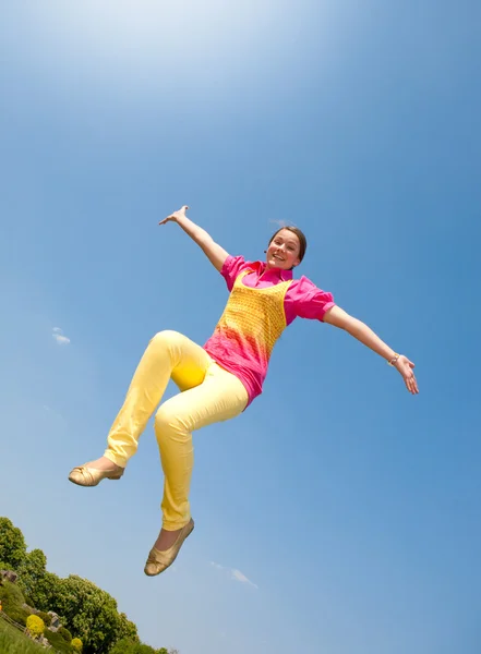 행복 한 소녀 미소-점프. — 스톡 사진