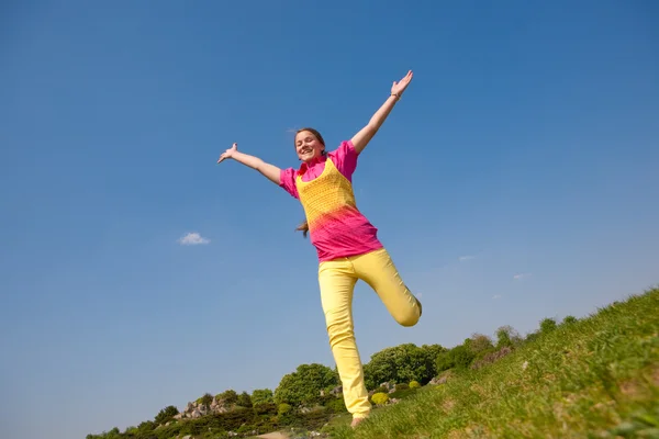 Glücklich Lächelndes Mädchen Springen — Stockfoto