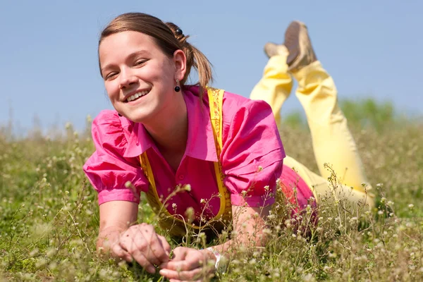 Çok Gülümseyen Kızın Rahatlatıcı Yeşil Çayır Çiçeklerle Dolu Yumuşak Odak — Stok fotoğraf